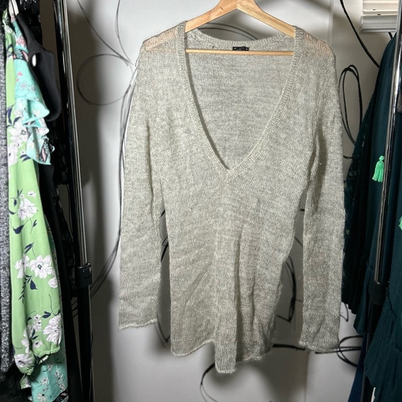 Club Monaco Light Warm Gray Deep V Neck Women’s Sheer Sweater Medium Gently Used - Picture 1 of 5